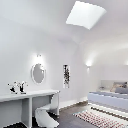 Mellow Luxury Cave Oia (Santorini)
