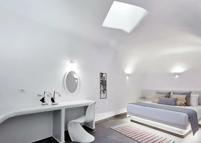 Mellow Luxury Cave Oia (Santorini)